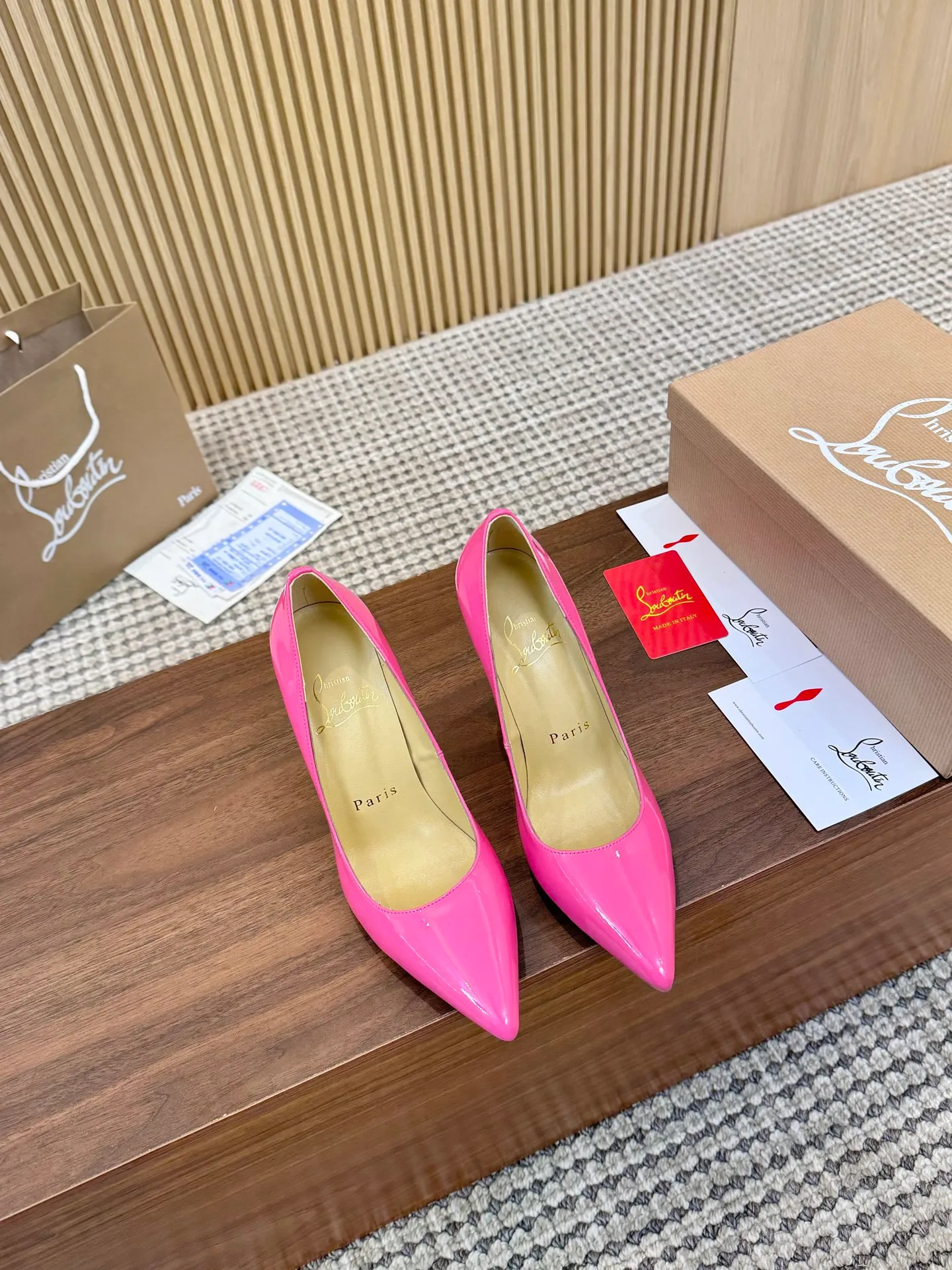 👟👟Ex-factory price 440👟👟 Genuine leather sole +40 Year-round shipment💝Christian Louboutin CL👠 Classic "💎Cow Patent Leather💎 Series" noble and luxurious, real blingbling👟👟 Real materials, all customized by the pattern maker, and the materials are made of original customized materials to achieve the taste of the original 6 color options💍 Upper: Imported 👉cow patent leather💪 Lining: Sheepskin foot pad/lining Size: 34-40.41.42 Heel height: 10.5cm and 8.5cm two options Leather sole Rubber sole